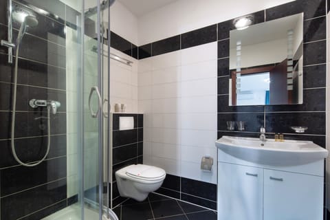 Comfort Double Room, Mountain View | Bathroom | Shower, free toiletries, hair dryer, towels
