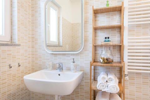 Shower, free toiletries, hair dryer, bidet