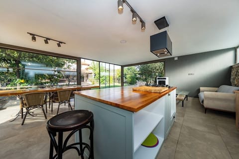 Luxury Villa | Shared kitchen | Fridge, microwave, oven, stovetop