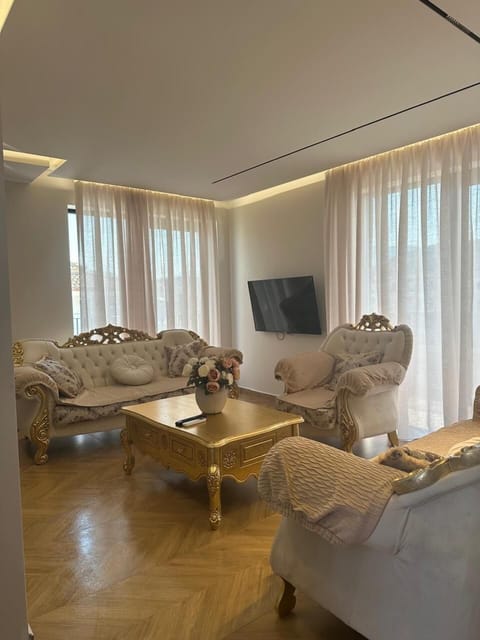 Classic Apartment | Hypo-allergenic bedding, free WiFi, bed sheets