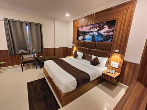 Luxury Room | Desk, laptop workspace, free WiFi