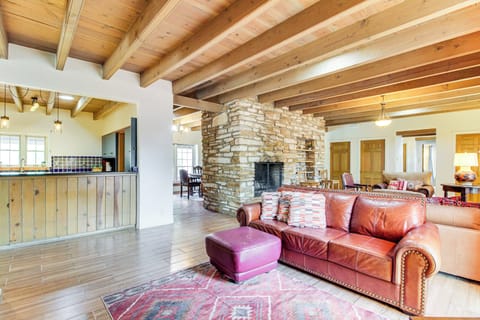 House (5 Bedrooms) | Interior