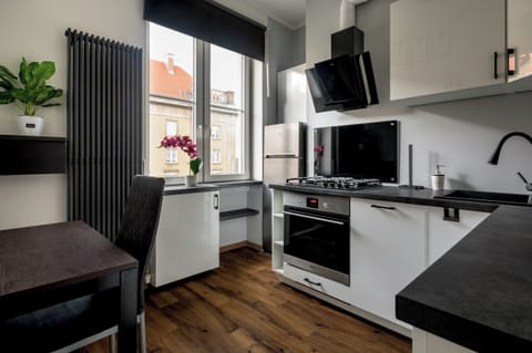 Apartment, City View | Private kitchen | Electric kettle