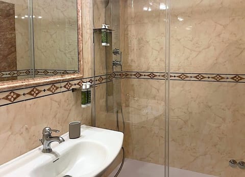 Comfort Room | Bathroom | Shower, free toiletries, hair dryer, towels