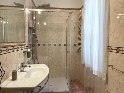Superior Room, City View | Bathroom | Shower, free toiletries, hair dryer, towels