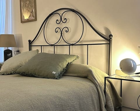 Comfort Room | Desk, free WiFi