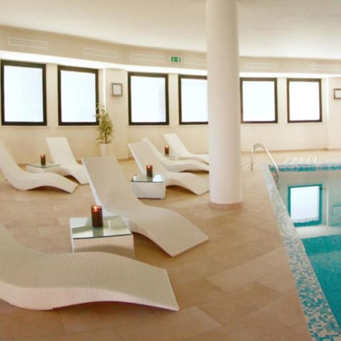 Indoor spa tub
