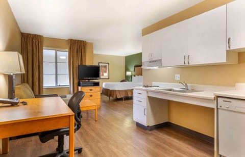 Deluxe Studio, 1 Queen Bed with Sofa bed, Accessible, Non Smoking | Private kitchen | Coffee/tea maker, fridge, microwave, stovetop