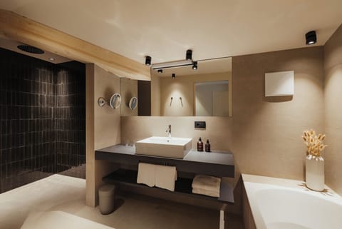 Separate tub and shower, deep soaking tub, rainfall showerhead