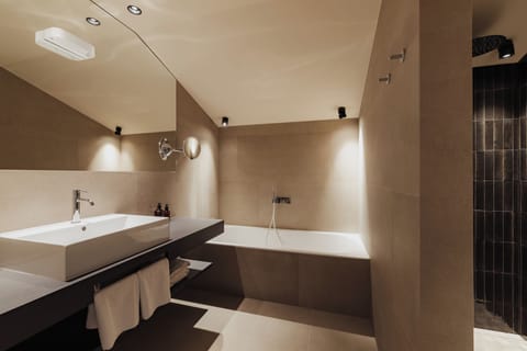 Honeymoon Suite | Bathroom | Separate tub and shower, deep soaking tub, rainfall showerhead