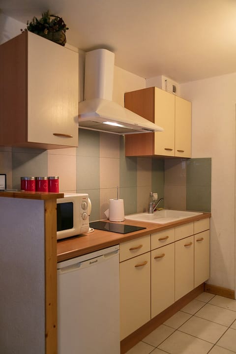 Prodains Apartment | Private kitchen | Oven, dishwasher, toaster, freezer
