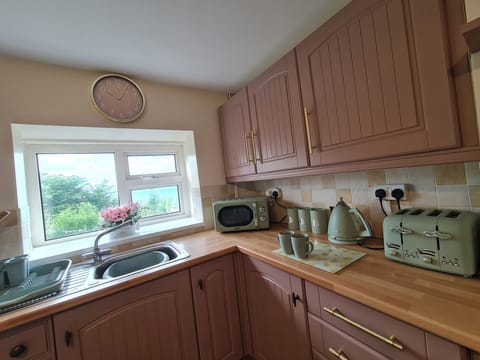 Cottage | Private kitchen | Fridge, microwave, oven, stovetop