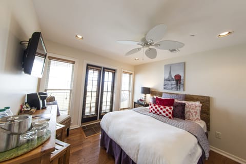 Deluxe Room, 1 Queen Bed (Melinda) | 6 bedrooms, premium bedding, desk, iron/ironing board