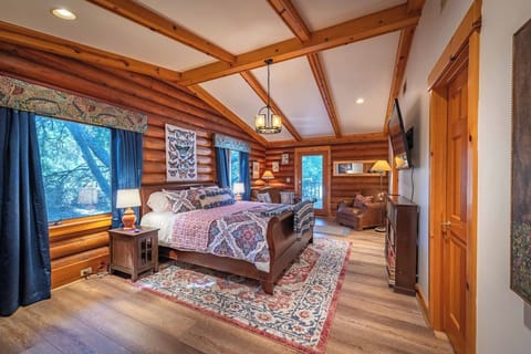 House, Multiple Beds, Patio (Oakwood Lodge) | 3 bedrooms, individually decorated, individually furnished, bed sheets
