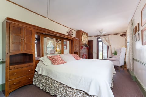 Saratoga Room | Individually decorated, individually furnished, iron/ironing board