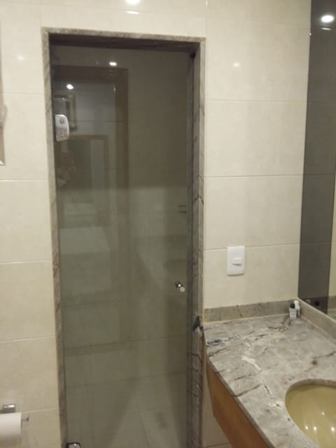 Shower, free toiletries, towels