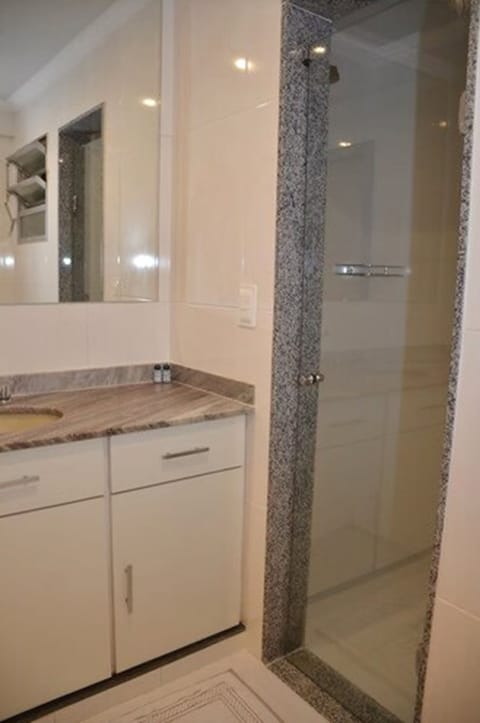 Shower, free toiletries, towels