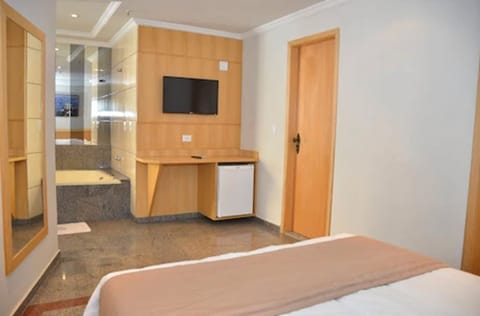 Suite, Hot Tub | Minibar, in-room safe, desk, blackout drapes