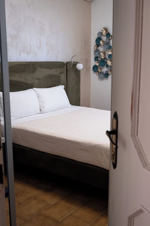 Desk, laptop workspace, free WiFi