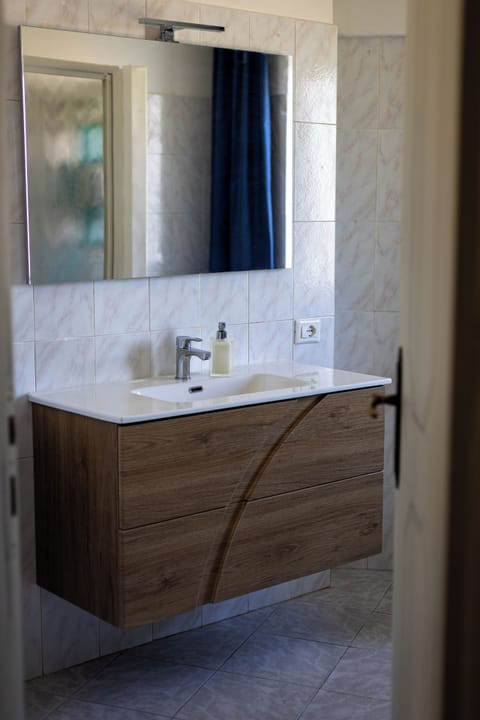 Comfort Double Room | Bathroom | Shower, hair dryer, slippers, towels