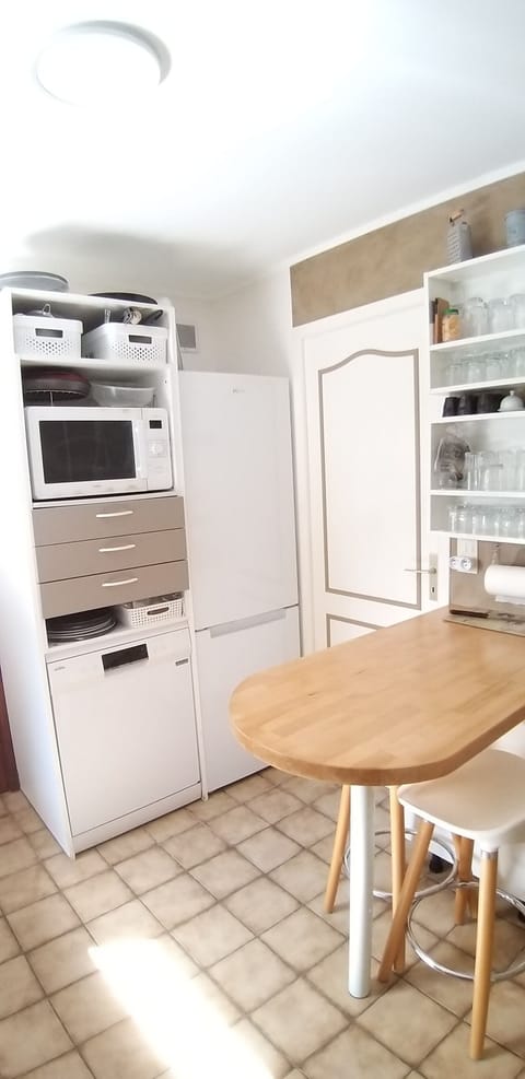 Standard Double or Twin Room, Garden View | Shared kitchen | Microwave