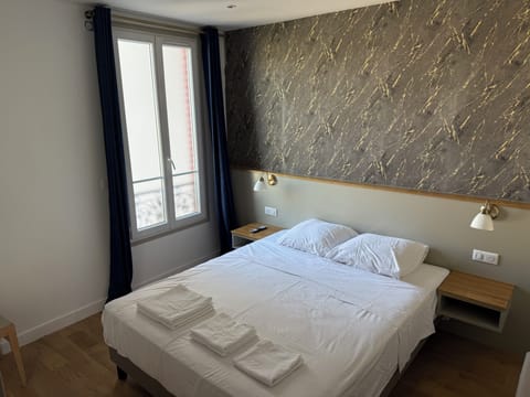 Double Room | In-room safe, desk, laptop workspace, blackout drapes