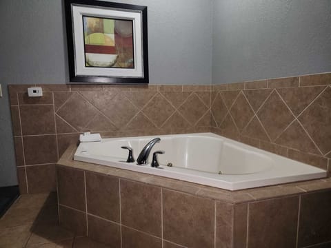 Standard Room, 1 King Bed, Non Smoking, Jetted Tub | Jetted tub