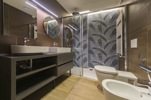 Junior Suite, 1 Double Bed, Hot Tub, Lake View | Bathroom | Shower, designer toiletries, hair dryer, towels