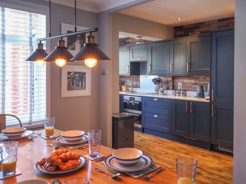 Dishwasher, cookware/dishes/utensils