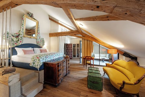 Superior Suite, Balcony, Courtyard View | 1 bedroom, in-room safe, blackout drapes, soundproofing