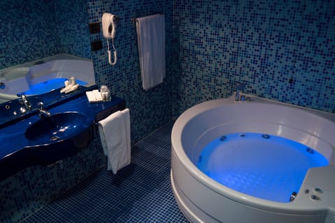 Deluxe Room, 1 Queen Bed | Bathroom | Shower, free toiletries, hair dryer, bidet