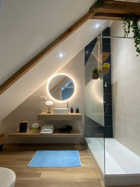 Deluxe Double Room, Pool View | Bathroom | Free toiletries, hair dryer, bathrobes, towels