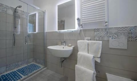 Basic Room, Balcony | Bathroom | Shower, hair dryer, slippers, towels