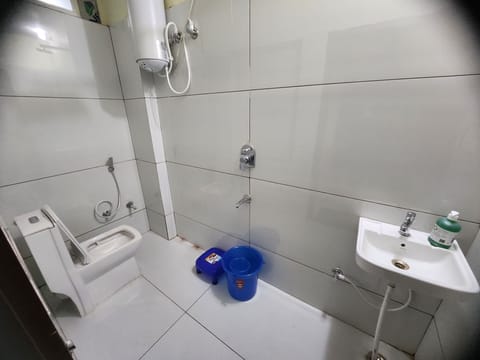 Deluxe Double Room | Bathroom | Shower, towels, soap