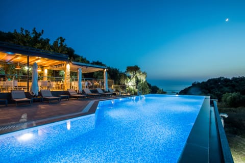2 outdoor pools, sun loungers