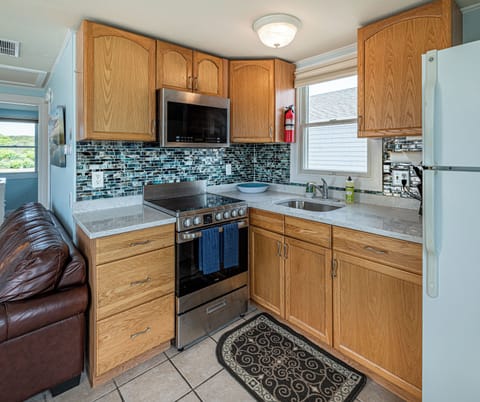 2 Bedroom Cottage | Private kitchen | Microwave, coffee/tea maker, toaster, cookware/dishes/utensils