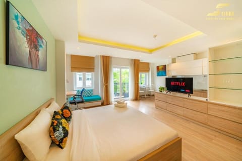 Deluxe Suite | Hypo-allergenic bedding, minibar, desk, laptop workspace