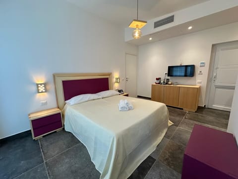 In-room safe, soundproofing, iron/ironing board, free WiFi