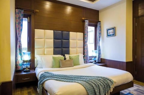 Deluxe Room | Desk, free WiFi
