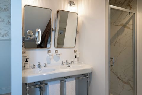Grand Suite | Bathroom | Shower, hair dryer, towels, soap