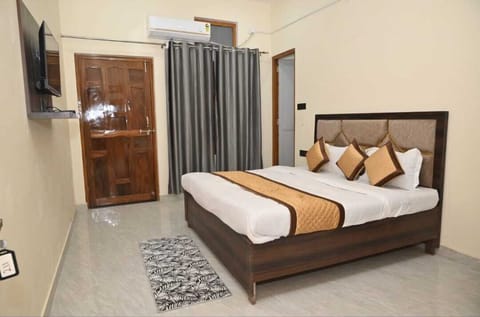 Double Room, City View | Desk, free WiFi