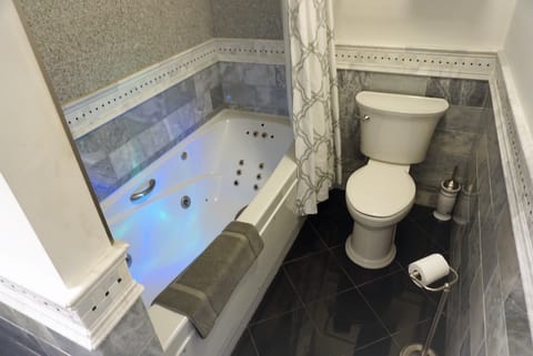 Combined shower/tub, hair dryer, towels