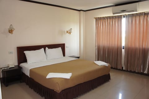 Basic Double Room, 1 Double Bed | Desk, laptop workspace, blackout drapes, free WiFi