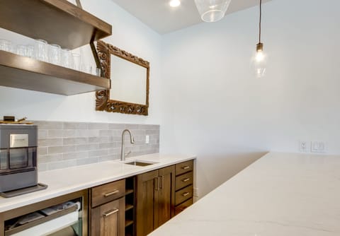 House (6 Bedrooms) | Interior