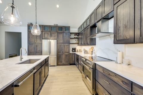 House (6 Bedrooms) | Interior