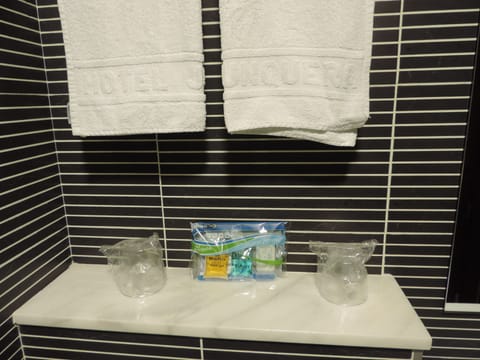 Single Room | Bathroom | Free toiletries, hair dryer, towels