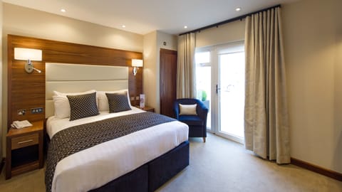 Desk, soundproofing, iron/ironing board, free WiFi