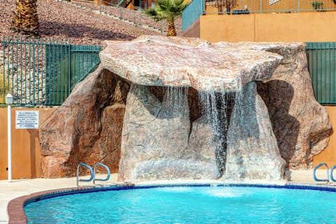 2 outdoor pools