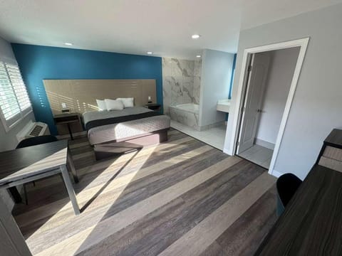 Deluxe Room 1 Bedroom with Jacuzzi | Free WiFi