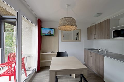 Fridge, microwave, stovetop, electric kettle